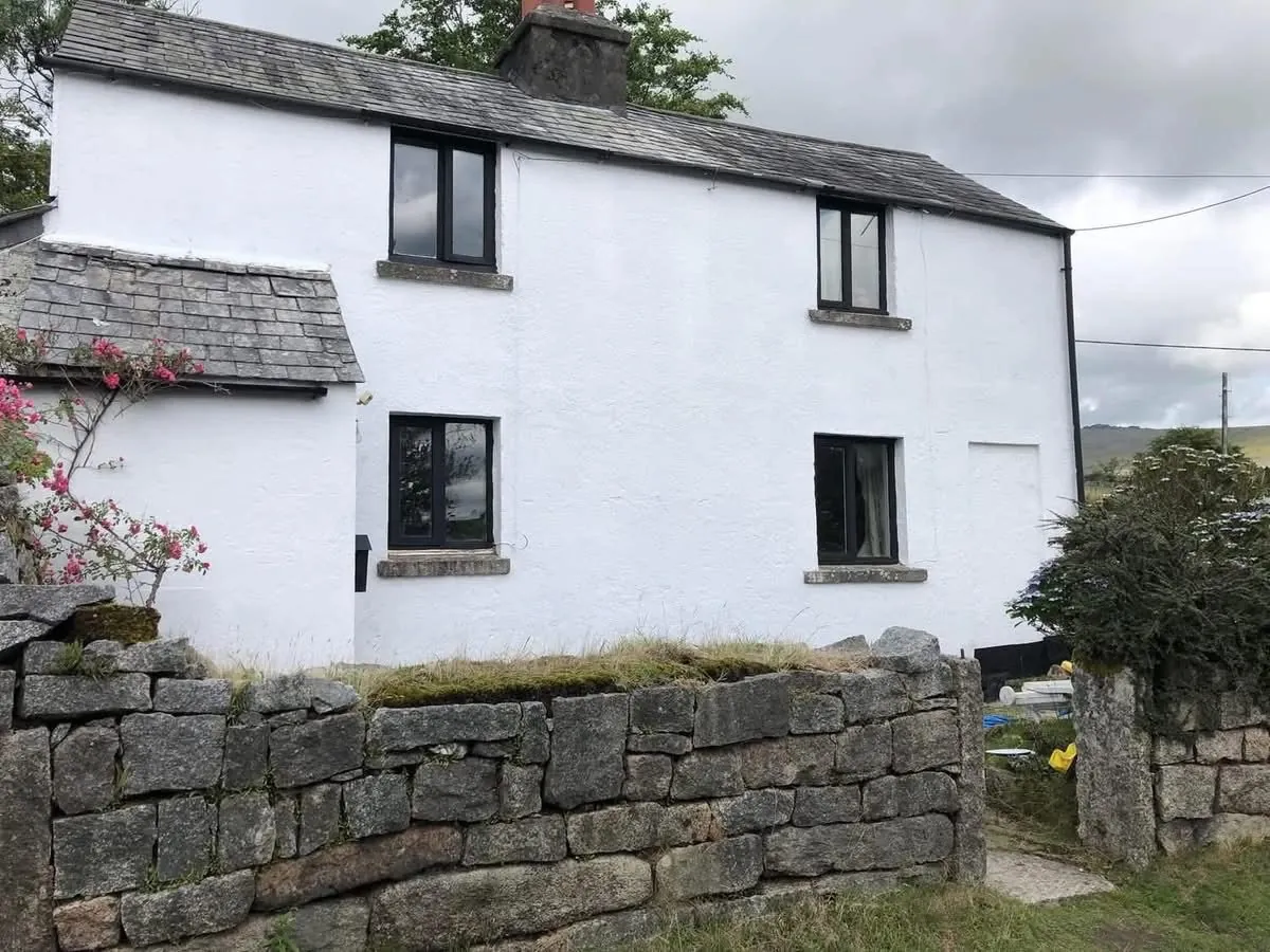 Render repair and exterior repaint of a cottage in St Stephen in Brannel